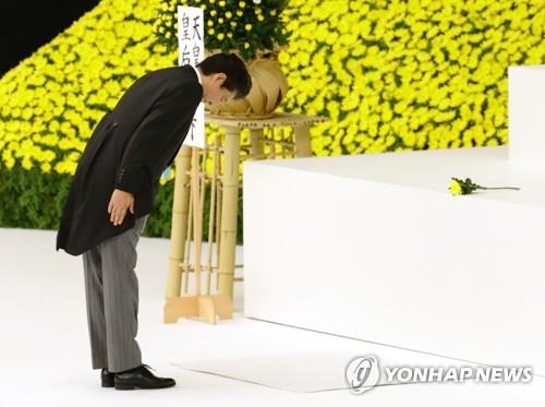 (도쿄 교도=연합뉴스) 아베 신조 일본 총리가 15일 태평양전쟁 종전(패전) 74주년 '전국전몰자추도식'에서 고개를 숙여 전몰자들을 추모하고 있다. 