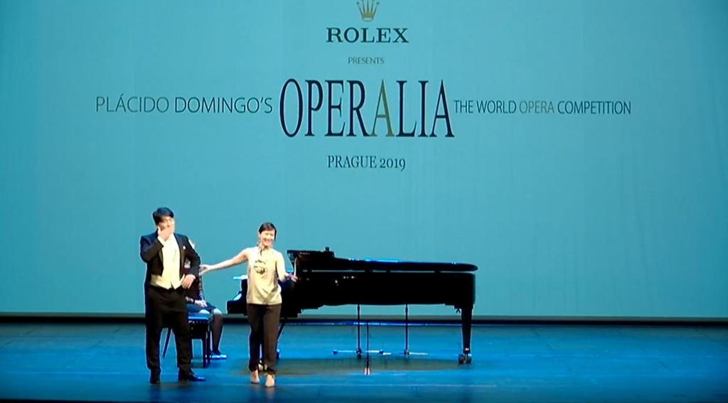 경연을 마친 뒤 당황한 김기훈(왼쪽)과 사과하는 피아니스트(오른쪽) 