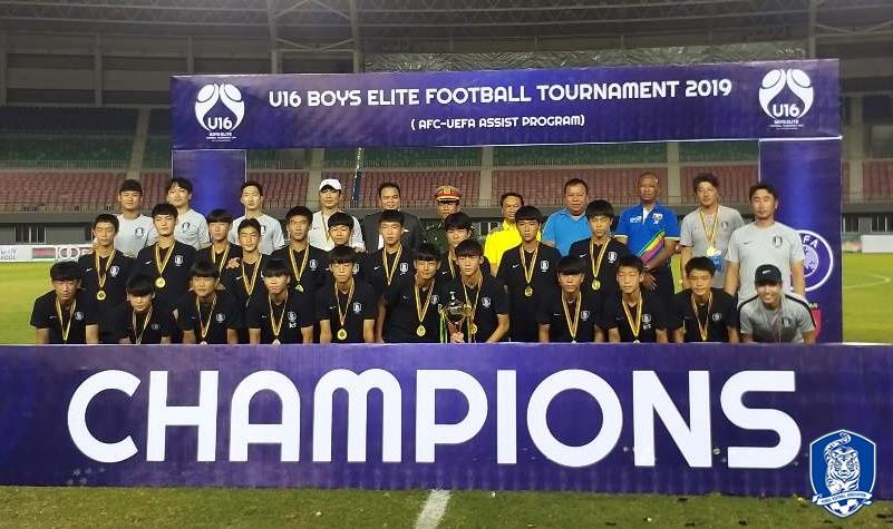 미얀마 U-16 국제축구대회에서 우승한 한국 U-15 남자축구대표팀. 