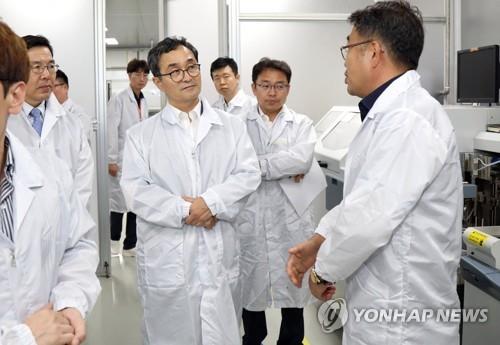 지난 12일 반도체 부품공장 둘러보는 박원주(중앙) 특허청장