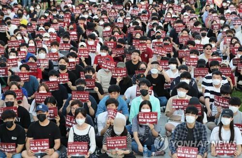 진상규명 촉구 위해 모인 고려대생 (서울=연합뉴스) 임화영 기자 = 23일 오후 서울 성북구 고려대학교 중앙광장에서 학생들이 조국 법무부 장관 후보자 딸의 고려대 입학 과정에 대한 진상규명을 촉구하는 촛불집회를 열고 있다. 2019.8.23 hwayoung7@yna.co.kr