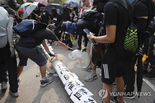 '스마트 가로등'을 넘어뜨리며 항의하는 시위참가자