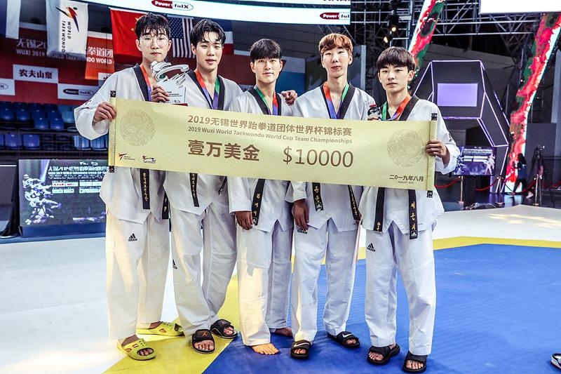 남자 단체전에서 준우승한 한국 태권도 대표팀.