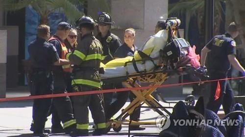 독성 물질에 노출된 뒤 병원으로 후송되는 투숙객