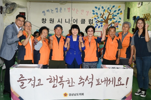 창원시니어클럽 방문한 김지수 경남도의회 의장(가운데)