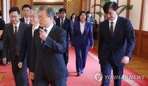 문 대통령과 신임 장관들