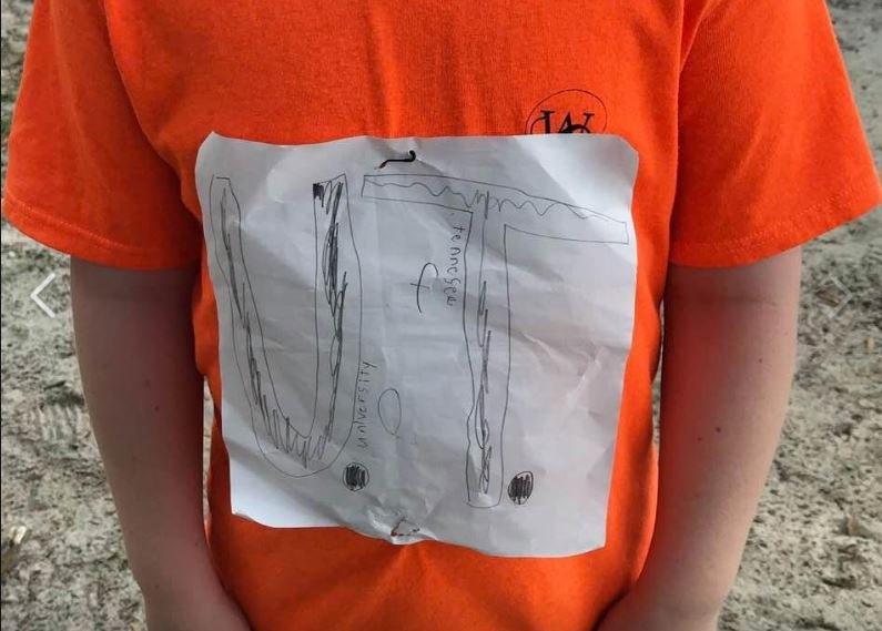 미국의 한 초등학생이 지난 2일 학교에 처음 입고 온 '수제' 테네시주립대 티셔츠