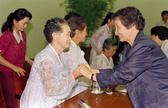 1992년 '아시아의 평화와 여성의 역할' 평양 토론회에 참석해 북한의 생존 위안부들을 격려하고 있다(사진=연합뉴스)