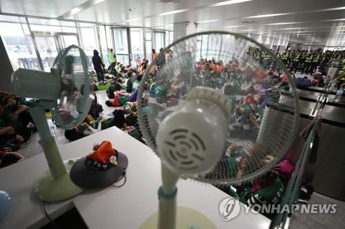 톨게이트 요금 수납원들, 사흘째 도로공사 점거 농성