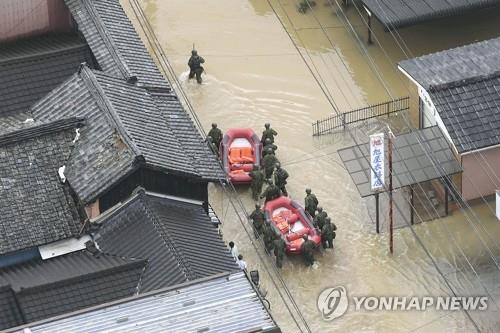 2019년 8월 28일 28일 일본 규슈지방에 기록적인 폭우가 쏟아진 가운데 자위대원들이 사가현의 한 침수 지역에서 구조작업에 나서고 있다. [교도 AP=연합뉴스 자료사진]