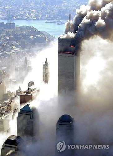 2001년 9월 11일 테러 공격으로 화염에 휩싸인 WTC