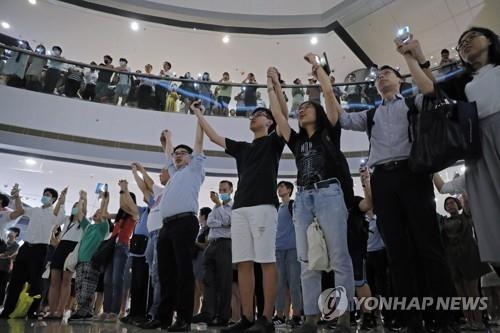 IFC몰에서 '홍콩에 영광을' 부르는 시민들