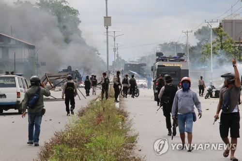 파푸아 주 티미카에서 반정부 시위대 해산에 나선 인도네시아 경찰. [AP=연합뉴스]
