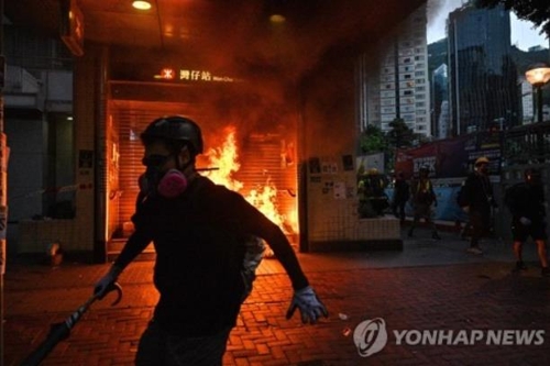 시위대가 불을 지른 홍콩 완차이 지하철역 입구