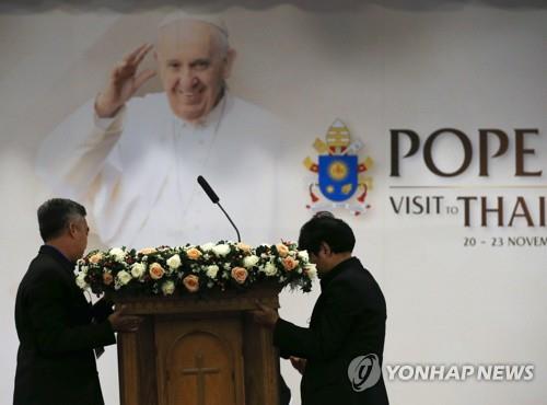 교황의 태국 방문 사실 발표를 준비하는 태국 가톨릭 관계자들