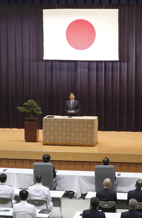 (도쿄=연합뉴스) 아베 신조 일본 총리가 17일 방위성에서 자위대 간부들을 상대로 훈시하고 있다. 