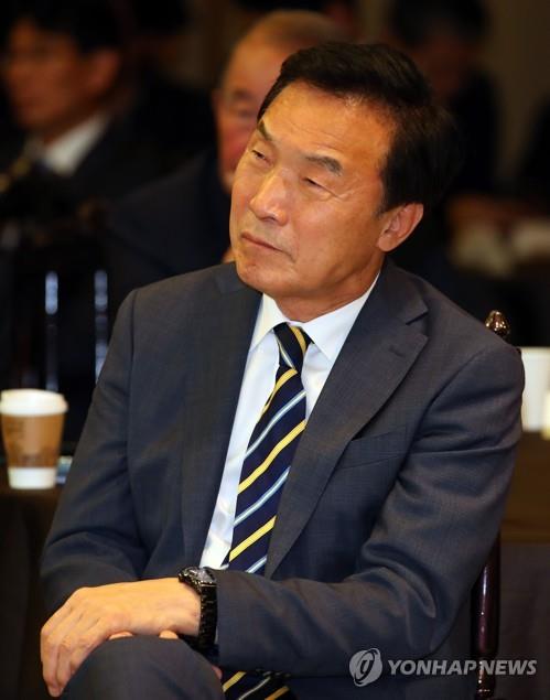 최재형 출판기념 북 콘서트 참석한 손학규 (서울=연합뉴스) 김인철 기자 = 바른미래당 손학규 대표가 17일 서울 영등포구 여의도 CCMM빌딩 그랜드홀에서 열린 '나의 아버지 최재형 출판기념 북 콘서트 및 최재형 민족학교 설립추진위원회 출범식'에서 문희상 국회의장의 축사를 듣고 있다. 2019.9.17 yatoya@yna.co.kr(끝)