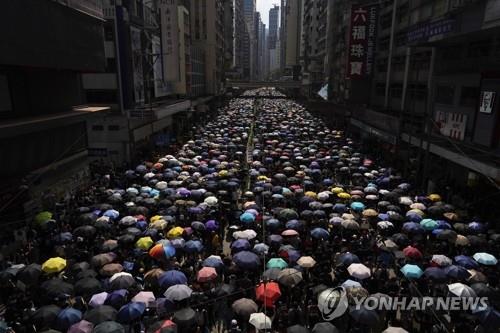 우산 쓰고 도심 행진하는 홍콩 시위대