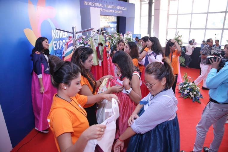 코트라가 2017년 9월 인도 뉴델리에서 개최한 '한국 우수상품전(Korea Expo)'에서 현지 참관객들이 한복 입기 체험을 하고 있다. [코트라 제공=연합뉴스]