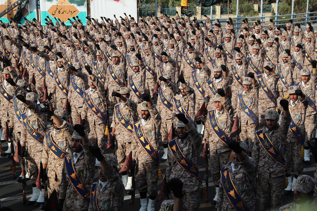22일 성전 기념일 열병식에서 행진하는 이란군