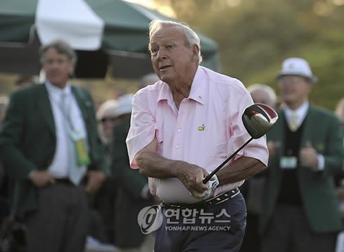 경기 스타일만큼 캐디에게도 통이 컸던 파머의 생전 모습.