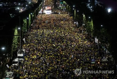 검찰 개혁 촉구하는 참석자들 (서울=연합뉴스) 류효림 기자 = 28일 오후 서울 서초구 서초동 중앙지검 앞에서 열린 검찰 개혁 촛불 문화제에서 참석자들이 구호를 외치고 있다. 2019.9.28 ryousanta@yna.co.kr(끝)