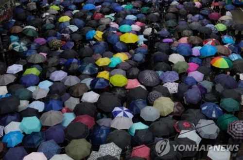 우산을 쓰고 행진하는 홍콩 시위대