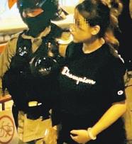 홍콩 경찰에 연행되는 19살 임신부