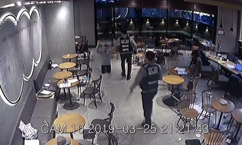 대학가 커피숍서 묻지 마 흉기 난동 검거되는 A 씨