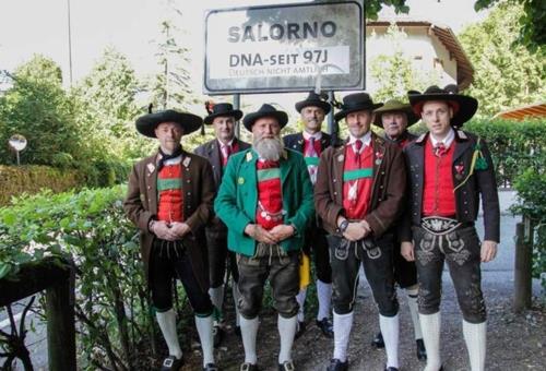 전통 복장을 한 이탈리아 알토 아디제 자치주(州)의 독일어권 주민들. [ANSA 통신] 