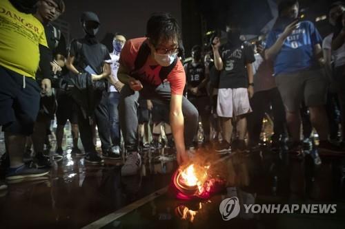 홍콩시위대가 NBA 스타 르브론 제임스의 이름이 새겨진 운동복을 불태우는 모습.