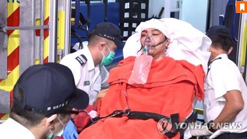 괴한들의 공격을 받은 후 병원으로 이송되는 지미 샴 홍콩 민간인권전선 대표