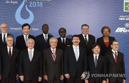 지난해 브라질 물포럼서 만난 이낙연 총리와 나루히토 일왕