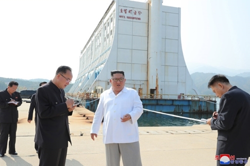 김정은, 금강산관광 현지지도…"南에 의존한 선임자들 매우 잘못"