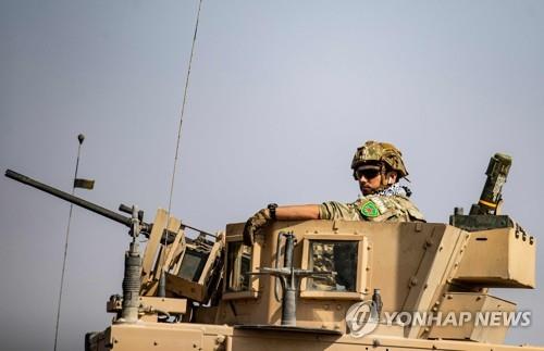 쿠르드 여성민병대의 부대 마크를 부착하고 철수하는 미군