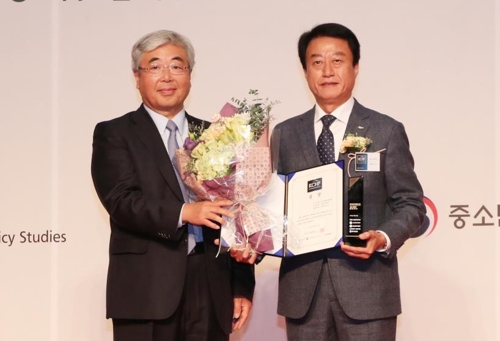 오른쪽이 문준희 경남 합천군수