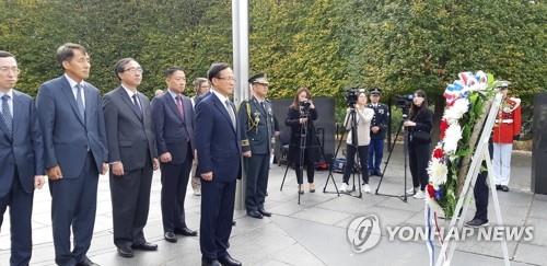 취임식 후 한국전 참전용사 기념공원 찾은 이수혁 주미대사