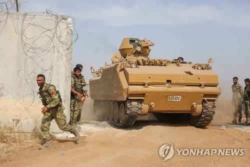 시리아로 진격하는 터키군과 SNA 병사
