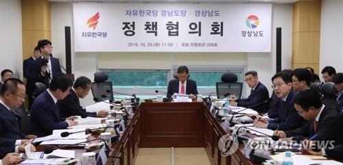 한국당 경남도당-경상남도 정책협의회에서 인사말 하는 김경수
