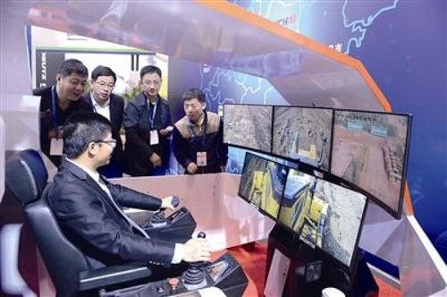 5G 스마트 원격 제어 기계를 시범 보이는 Shandong Heavy Industry Group