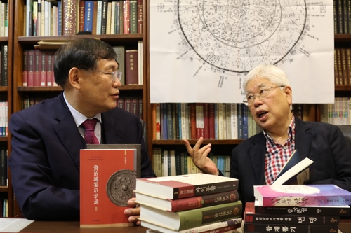 이야기 나누는 권중달·장궈강 교수