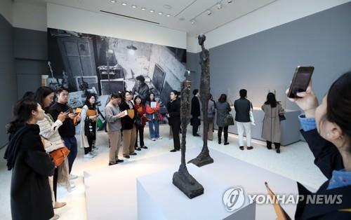 (서울=연합뉴스) 홍해인 기자 = 4일 오전 서울 강남구 청담동 복합매장 '루이뷔통 메종 서울'에서 에스파스 루이뷔통 서울 개관을 기념해 열리고 있는 알베르토 자코메티 특별 전시 프레스 투어가 진행되고 있다. 2019.11.4