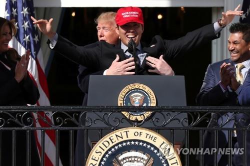 '트럼프 모자' 쓴 스즈키 선수에게 포옹하는 트럼프 대통령