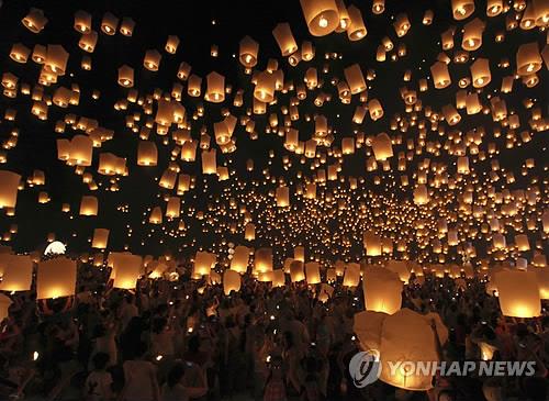 치앙마이 이펭 축제에서 풍등을 날리는 행사 참가자들
