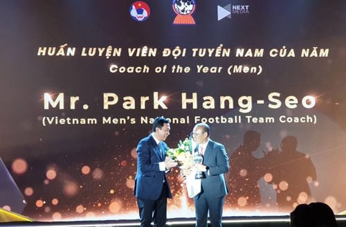 아세안축구연맹 '올해의 감독'상 받는 박항서