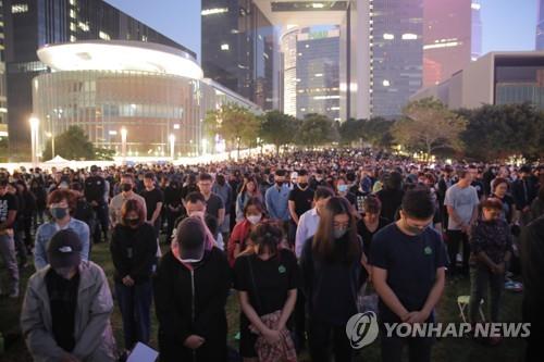 숨진 대학생 추모하는 홍콩 시민들