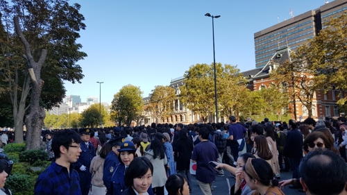 (도쿄=연합뉴스) 10일 오후 도쿄 왕궁 인근의 경시청 앞 거리가 나루히토 일왕의 즉위 축하 카퍼레이드를 보기 위해 몰려든 시민들로 붐비고 있다. [독자 제공] 