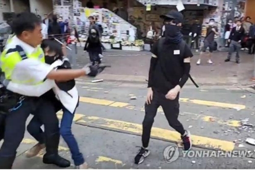 11일 홍콩 경찰이 시위자를 향해 실탄을 발사하는 모습