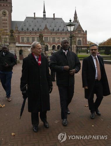네덜란드 헤이그의 국제사법재판소에 미얀마를 제소하고 떠나는 감비아 대표단