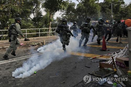 홍콩중문대 내 경찰의 시위 진압